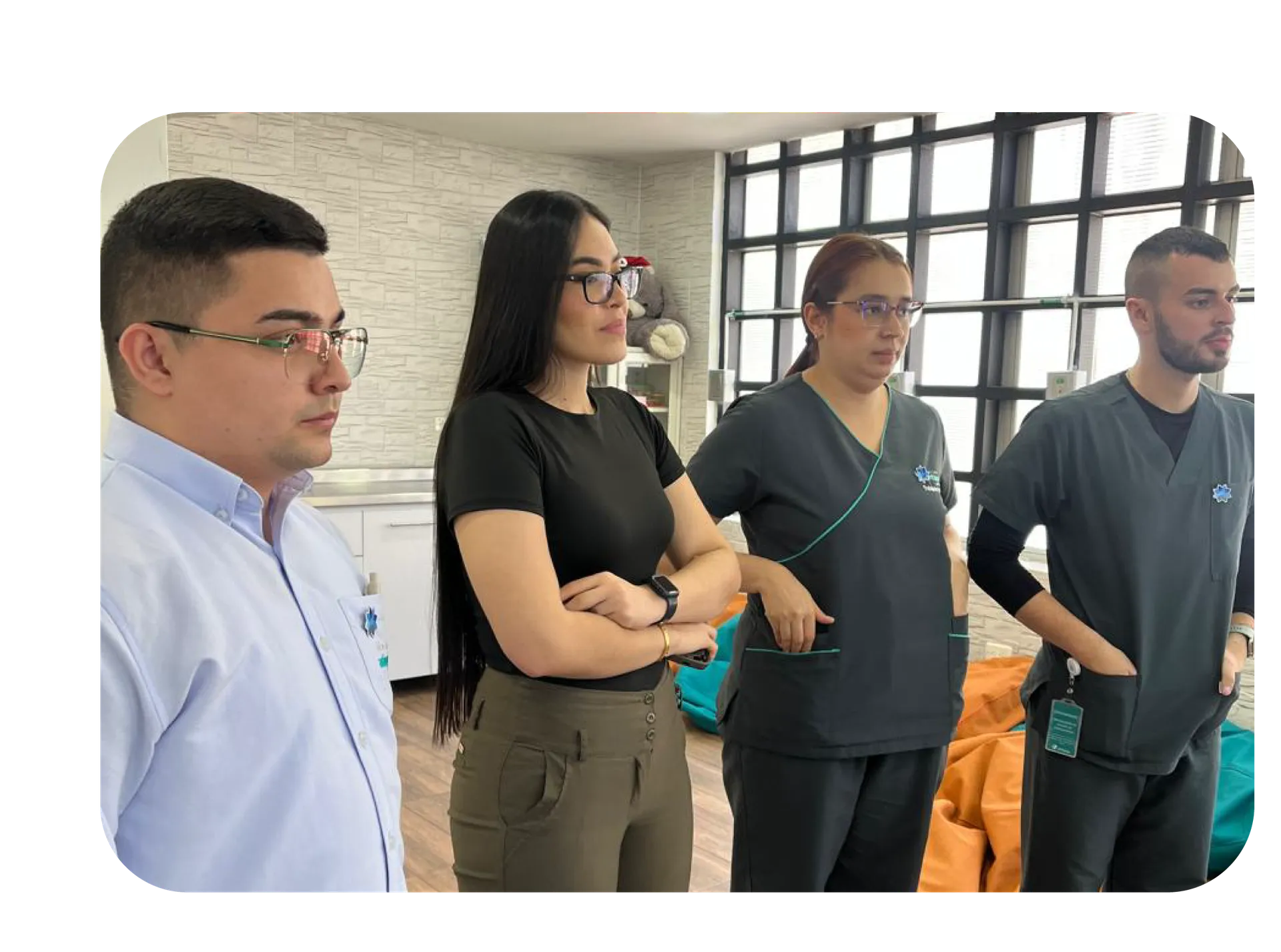 Equipo de colaboradores en capacitación